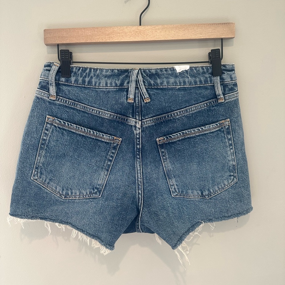 Good American factory distressed shorts size 0 NWOT - Picture 4 of 4